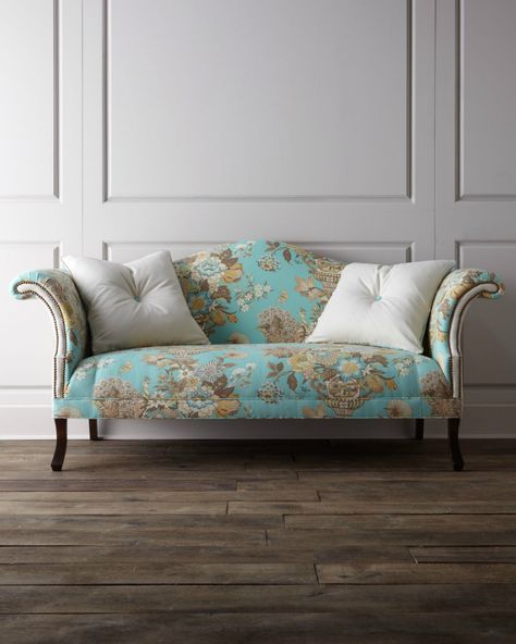 Interior Hotel, Sofa Fabric Upholstery, Shabby Chic Sofa, Chic Sofa, Haute House, Couch Upholstery, Printed Sofa, Carpet Trends, Traditional Sofa