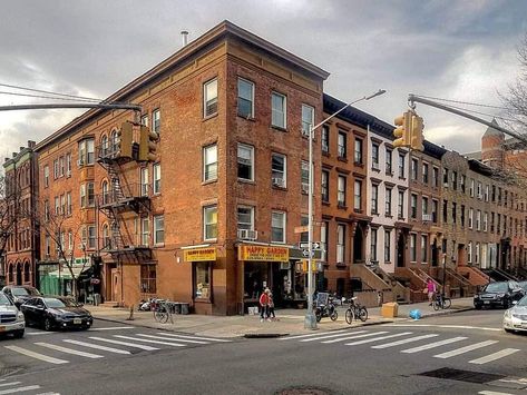 A street corner in Cobble Hill, Brooklyn. Photo taken in 2019 by Joe Raskin. Henry and Baltic Sts 2 Point Perspective City, Corner Drawing, Cobble Hill Brooklyn, Perspective Pictures, Hollywood Street, Brooklyn Street, Perspective Photos, Building Photography, Street Corner