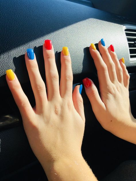 Very cute colors❤️💛💙 Funky Nail Colors, Gel Nails Ideas Colorful, Short Nail Paint Ideas, Skittles Nails Color Combos, 3 Color Nails Ideas, Tricolor Nails, Enid Nails, Primary Color Nails, Colorful Short Nails