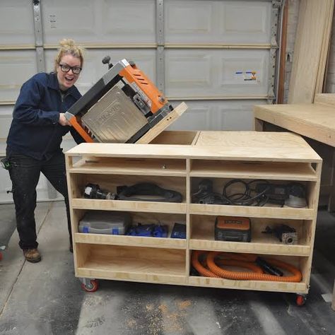 DIY Flip Top Workbench Flip Top Workbench, Modern Dog Houses, Workbench Designs, Diy Workbench, Workbench Plans, Building Tips, Bench Plans, Diy Building, Built In Bench