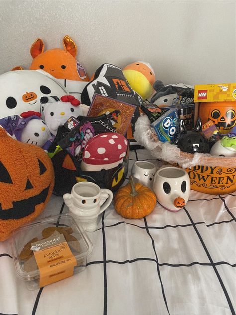 Hello Kitty Spooky Basket, Spooky Basket For Her, Hello Kitty Halloween Boo Basket, Zero Squishmallow, Halloween Squishmallows Aesthetic, Spooky Basket Ideas For Boyfriend, Hello Kitty Halloween Plush, Halloween Hello Kitty Plush, Disney Halloween Movies