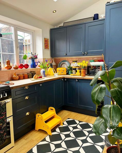 Look at this kitchen! This navy nuanced cabinet will present a masculine look in your kitchen. While some equipment with colorful nuances will present a lively spring look. Coupled with the yellow tulip arrangement and potted plants, it will make your kitchen look more beautiful and very festive. Accents of Colorful Items from @thehexagonalhouse #springdecoration2023 #springhomedecor White Yellow Kitchen, Tulip Arrangement, Spring Outdoor Decor, Tulips Arrangement, Navy And Yellow, Spring Decoration, Yellow Kitchen, Yellow Tulips, Spring Look