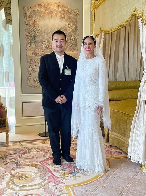 Sultan Hassanal Bolkiah and Queen Saleha of Brunei with the Royal Family at the Royal Wedding Celebration for Princess 'Azemah and Prince Bahar at the Palace Istana Nurul Iman Hassanal Bolkiah, Queen Wedding Dress, Abdul Mateen, The Royal Wedding, Royal Wedding Dress, The Royal Family, Royal Weddings, Wedding Celebration, Royal Wedding