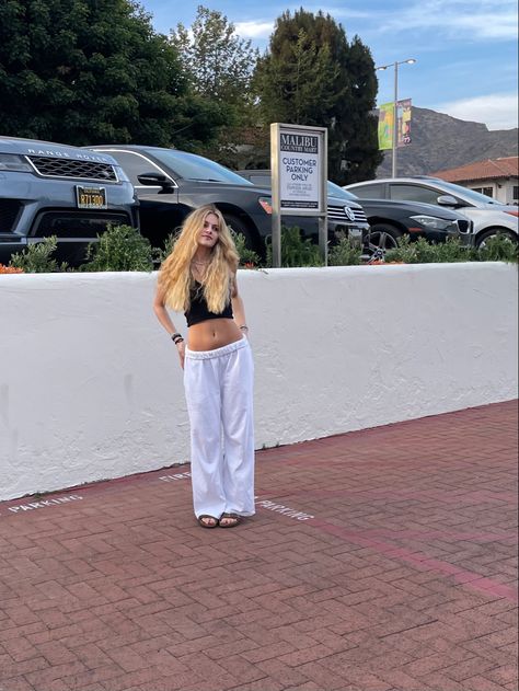 White Flowy Pants Outfit, White Flare Pants Outfit, Flare Sweatpants Outfit, Long Summer Pants, Sweatpants Outfit Aesthetic, White Flowy Pants, Flowy Pants Outfit, Brandy Sweatpants, Aesthetic Coconut Girl