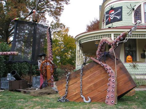 Ultimate pirate themed Halloween yard decoration! Diy Outdoor Halloween Decorations, Pirate Halloween Decorations, Wood Halloween Decorations, Halloween Decorations Ideas, Halloween Diy Outdoor, Outdoor Halloween Decorations, Halloween Kunst, Pirate Halloween, Halloween Decorations Diy Outdoor