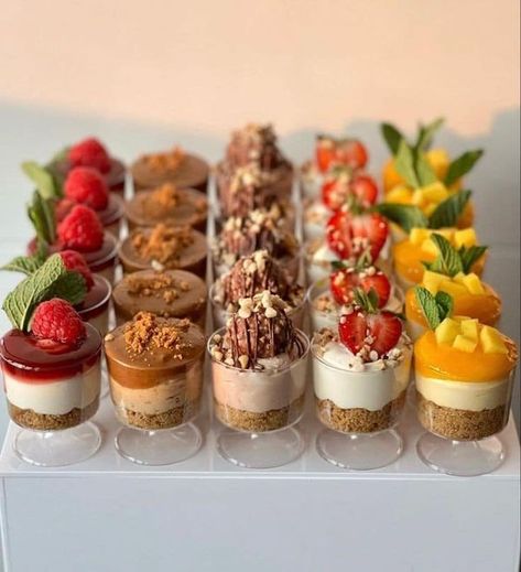 Buffet Deserts Ideas, Baby Shower Food Easy, Desert Buffet, Jordan Cake, Mousse Cups, Chef Jobs, Food Buffet, Party Sweets, Party Food Buffet