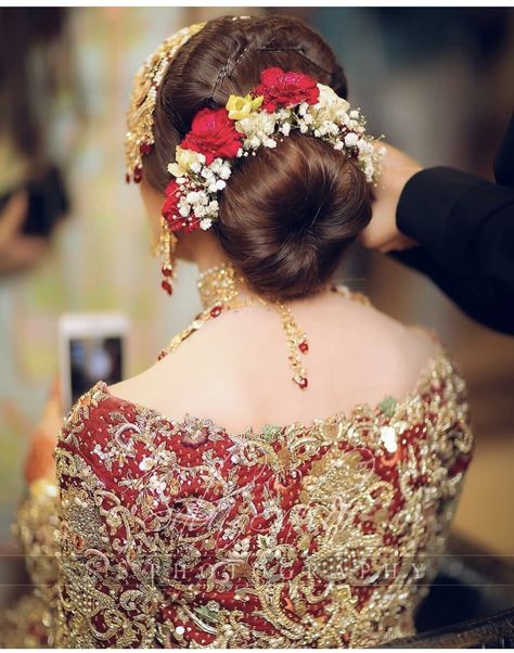 Lehenga Hairstyles, Red Bridal Dress, Bridal Bun, Desi Wedding Dresses, Desi Vibes, Romantic Updo, Wedding Dress Outfit, Latest Bridal Dresses, Bride Photoshoot