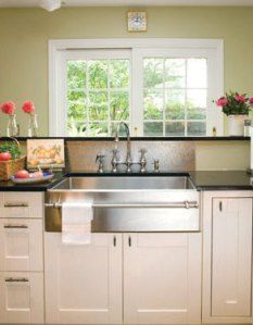 shiny farm sink Stainless Farmhouse Sink, Quirky Kitchen, Sinks Kitchen Stainless, Apron Sink, Butler Sink, Towel Racks, Cottage Kitchens, Farmhouse Sink Kitchen, Classic Kitchens