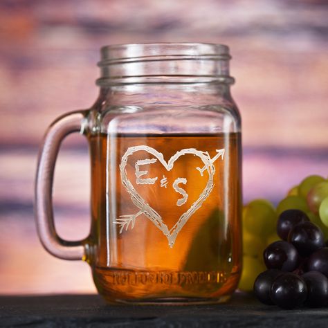 Etched Mason Jars, Mason Jar Wedding Favors, Country Wedding Favors, Mason Jar Glasses, Tea Soda, Wedding Favour Jars, Special Wedding Gifts, Mason Jar Mugs, Personalized Mason Jars