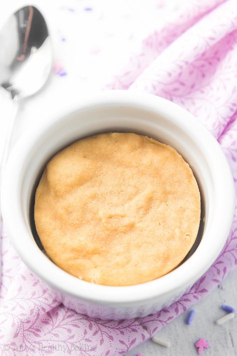 The BEST vanilla mug cake you'll ever try! It doesn't taste healthy at all! Sweet, perfectly tender & completely guilt-free! Vanilla Mug Cake Recipe, Vanilla Mug Cake, Gluten Free Mug Cake, Vegan Mug Cakes, Mug Cake Healthy, Easy Mug Cake, Mug Food, Vanilla Mug Cakes, Mug Cake Recipe