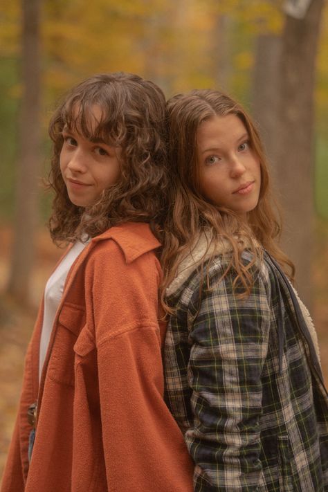 Autumn Group Photoshoot, Friends Photoshoot Outdoor, Autumn Friends Photoshoot, Photoshoot Best Friend Pic Ideas, Fall Photoshoot Friends Group, Fall Photoshoot Ideas Friends, Senior Picture Ideas With Best Friend, Fall Photos With Friends, Fall Sister Photoshoot