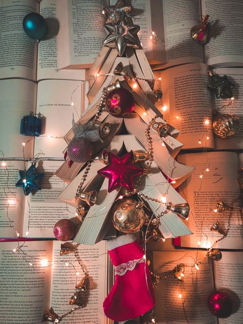 #bookmas #bookmastree #aesthetic #christmas #bookish #booksta #bookstagram #books #christmasdecor Christmas Book Background, Christmas Book Photoshoot, Book Trees Christmas, December Bookstagram, Christmas Reading Aesthetic, Christmas Book Aesthetic, Bookstagram Christmas, Christmas Bookstore, Books And Christmas