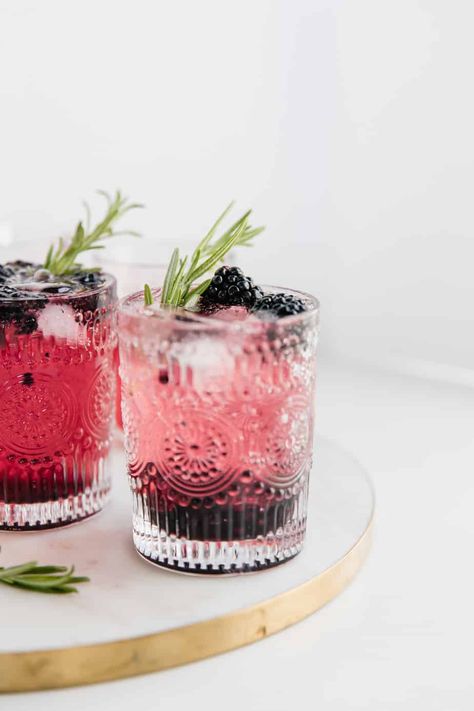 Gin Tonic Recipe, Gin Drink Recipes, Blackberry Gin, Spicy Candy, Raspberry Gin, Cocktail Gin, Healthy Hacks, Tonic Drink, Tonic Recipe