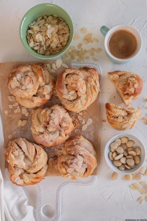 ALMOND BUNS (KARLSBADER) - Meriendas de Pasión Almond Buns, Swedish Buns, Almond Desserts, No Yeast Bread, Almond Croissant, Chocolate Roll, Single Recipes, Almond Flavor, Almond Cream