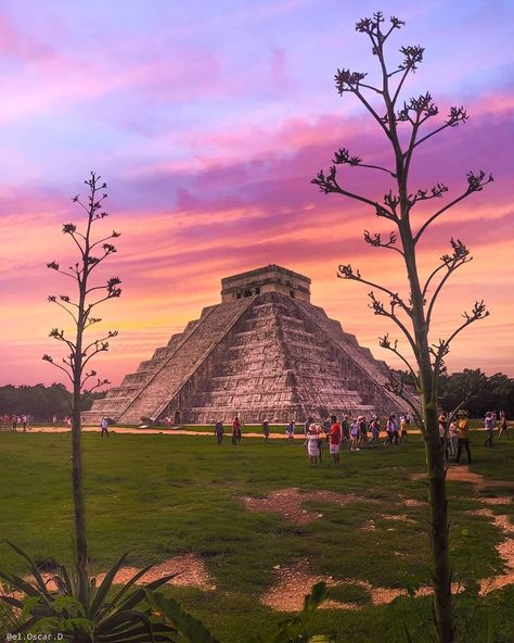 752 Me gusta, 4 comentarios - México Primero (@mexicoprimero_) en Instagram: "Observar Chichén Itzá y preguntarse ¿cómo es que nuestros antepasados lograron estas grandes…" Mexican Monuments, Mexican Pictures, Mexico Wallpaper, Mexico Culture, Yucatan Mexico, Dream Travel Destinations, Cancun Mexico, Dream Holiday, Mexican Culture