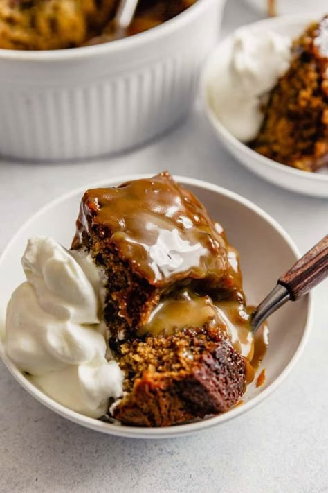 Authentic Sticky Toffee Pudding, Scottish Sticky Toffee Pudding, 2023 Dessert Trends, Old Fashioned Christmas Recipes, Creative Deserts, Sticky Cake, Sticky Toffee Pudding Recipe, Scottish Tea, Choco Mousse