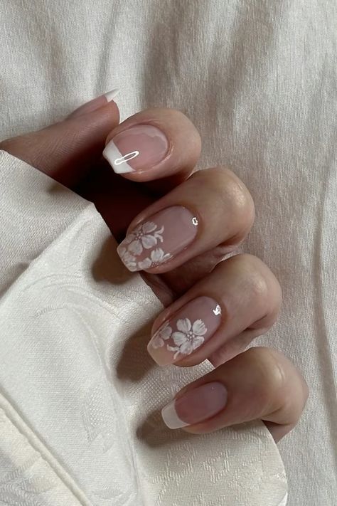 Gel X Nails Flowers, Japan Nails Design Simple, Summer Flower Nail Art, White Aesthetic Nails Acrylic, France Nails Ideas, Wedding Nails For Bride Floral, Floral White Nails, Cute Floral Nail Designs, Simple But Pretty Nails