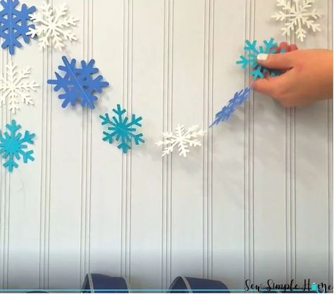 How to Make Snowflake Garland Felt Snowflake Garland, Snowflake Garland Diy, Making Paper Snowflakes, Baby Shower Garland, How To Make Snowflakes, Christmas Decorations Crafts, Winter Garland, Winter Paper, Snowflake Garland