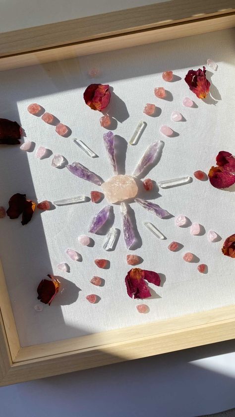 Crystals Healing Grids, Crystal Mandala, Moon Crystals, Crystals Gems, Wellness Studio, Spell Jar, Crystal Grids, Crystals Healing, Grid Layouts