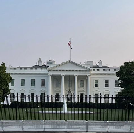 White House Presidential, The White House Washington Dc Interior, White House Washington Dc Aesthetic, Washington Dc Buildings, White House Usa Washington Dc, Washington Dc Vision Board, Washington Dc Home, The White House Aesthetic, White House Aesthetic Dc