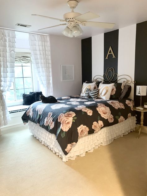 Black And White Striped Wall, Black Bedroom Decor, Girl Bedrooms, Black Duvet Cover, Striped Walls, Bedroom Decor For Teen Girls, Teen Girl Bedroom, Gold Bedroom