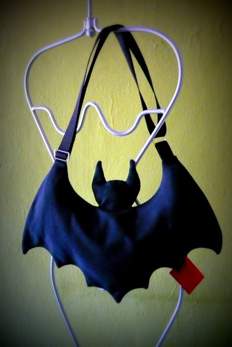 Monster Bags Diy, Halloween Sewing Crafts, Bat Purse, Batman Bag, Bat Crafts, Goth Bag, Bat Bag, Gothic Purse, Sew Bags