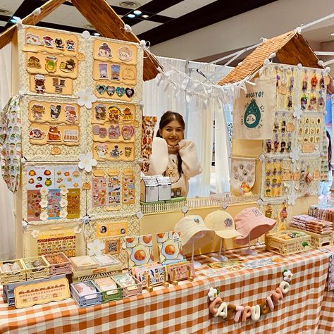 I’m here at N09 SJmade!!! So many talented artists and makers ! Will be here today and tomorrow ! Free to enter💛🗣️ Shop small guys, please 🥺 Small Pop Up Shop Ideas, Artist Booth Display, Art Stand Display, Art Market Booth, Artist Alley Display Ideas, Business Display Ideas, Jewelry Shop Ideas, Artist Alley Booth, Art Booth Display