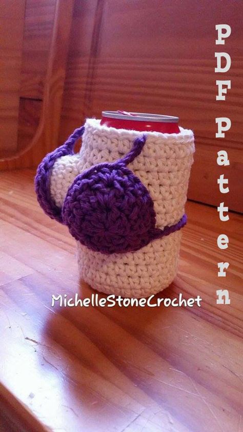 Crochet Can Coozie Pattern Free, Crochet Beer, Scrap Crochet, Crochet Mug Cozy, Crochet Coffee Cozy, Crochet Humor, Knitting Machine Projects, Can Holder, Crochet Dishcloths