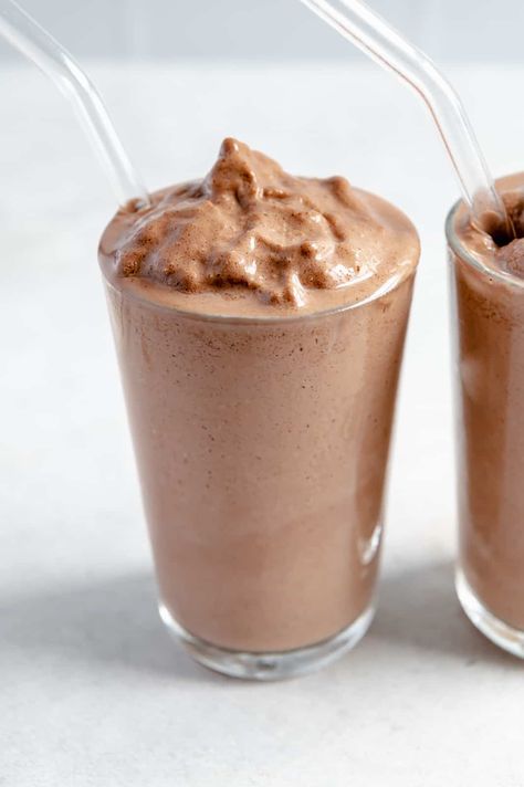 Vegan Chocolate Protein Shake Chocolate Protein Shake, Chocolate Protein Smoothie, Smoothie Jar, Smoothie Base, Vegan Protein Shake, Vegan Shakes, Chocolate Benefits, Protein Shakes Recipes, Chocolate Protein Shakes