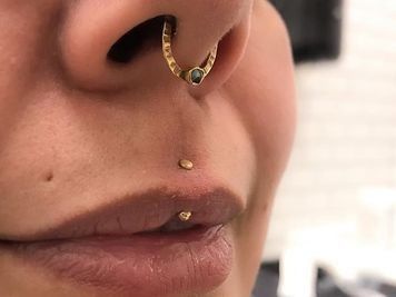 Vertical Philtrum, Jestrum Piercing, Upper Lip Piercing, Philtrum Piercing, Pain Scale, Medusa Piercing, Piercing Aftercare, Facial Piercings, Image Ideas