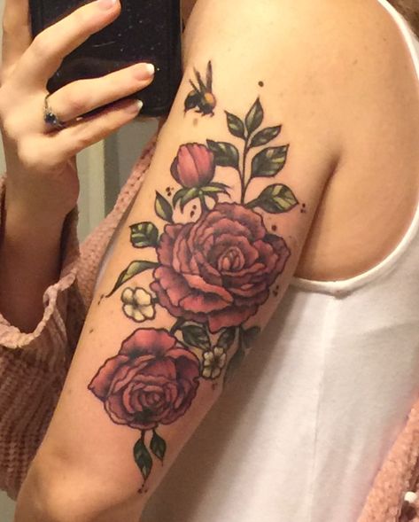 Rose Bee Tattoo, Bumble Bee And Rose Tattoo, Bee Rose Tattoo, Bees And Roses Tattoo, Bee And Rose Tattoo, Vintage Rose Tattoo, Pretty Tattoo Ideas, Vintage Bee Tattoo, Botanisches Tattoo