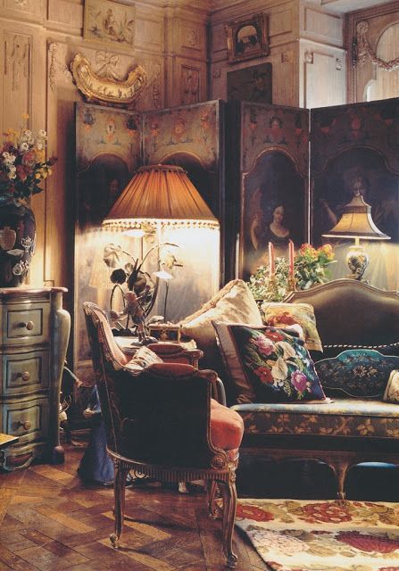 Eclectic: antiques, colour and clutter. Iris Apfel's Manhattan apartment. | Image via The Peak of Chic® Mirror Dresser, Homes Decor, Designer Interior, Shabby Chic Bedroom, Maximalist Decor, Deco Boheme, Bohemian Interior, Luxury Interiors, Interior Modern