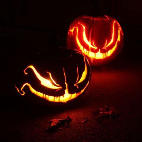 24. BEAUTIFUL AND INSANELY CREEPY PUMPKIN CARVINGS Cool Pumpkin Designs, Scary Halloween Pumpkins, Pumkin Carving, Halloween Pumpkin Carving Stencils, Creepy Pumpkin, Creative Pumpkin Carving, Scary Pumpkin Carving, Carved Pumpkins, Pumpkin Carving Designs