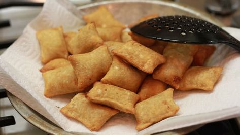 pizza rolls draining on a paper towel Deep Fried Pizza, Kitchenaid Oven, Totinos Pizza Rolls, Pizza Fries, Cooking Pizza, Great Pizza, Deep Fry, Pizza Rolls, Breakfast Items