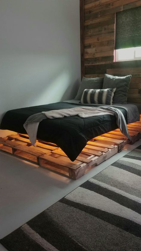 Skid Bed Frame Diy, How To Make Floating Bed Frame, Bed With Pallets Platform, Floating Pallet Bed Frame, Floating Palette Bed, Floating Bed Pallets, Bedroom Ideas Floating Bed, Pallet Floating Bed, Queen Bed On Floor Ideas