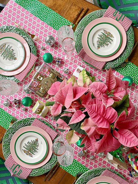 Williams Sonoma Christmas Table, Lennox Christmas Table Settings, Christmas Table Decorations Colourful, Maximalist Christmas Tablescape, Pink Red Green Christmas Decor, Whimsical Christmas Tablescapes, Spode Christmas Tablescape, Christmas Spode Table Setting, Christmas Dinner Table Scape