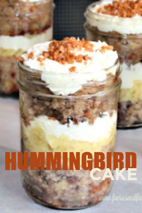 Dessert With Bananas, Mason Jar Desserts Recipes, Hummingbird Cake Recipe, Cake Nature, Jar Cake, Jar Desserts, Hummingbird Cake Recipes, Cake Jars, Hummingbird Food