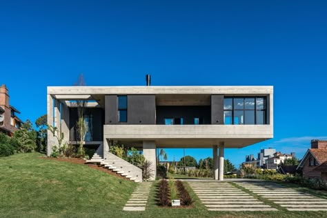 Gallery of Buen Orden House / Guaresti/Altieri Arquitectura - 5 Flood Proof House, Slope House Design, Concrete House Design, Raised House, Slope House, Hillside House, House On Stilts, Modern Villa Design, House Arch Design