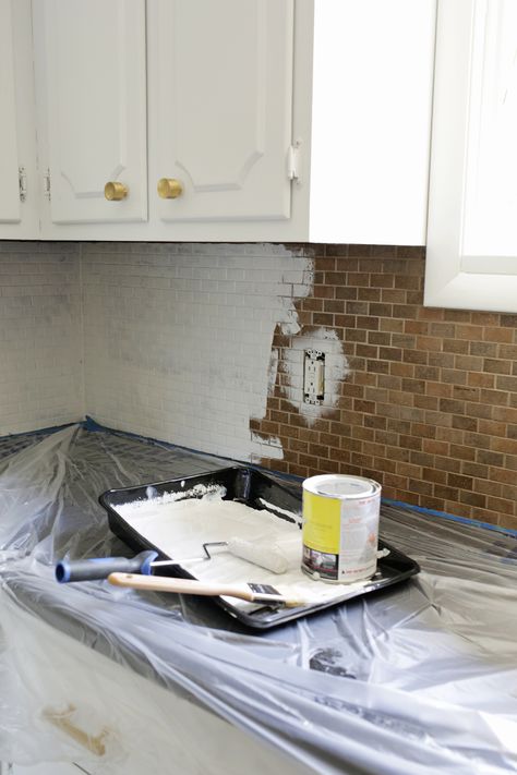 How to paint over tile-need to do this! (click through for tutorial) Can You Paint Tile, Painting Tile Backsplash, Painting Over Tiles, Painted Backsplash, Painting Kitchen Tiles, Paint Backsplash, Ceramic Tile Backsplash, Kitchen Tiles Design, Painting Ceramic Tiles