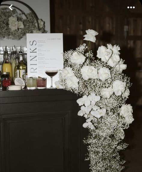 Elegant Reception Decorations, White Fake Flower Arrangements, Bar Drinks Wedding, Florals On Bar Wedding, Modern White Wedding Florals, Bar Table Wedding Decor, Flowers On Bar Wedding, Wedding At A Bar, Wedding Bar Styling