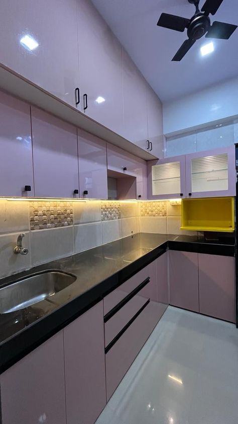 Big Modular Kitchen Design, New Home Colour Ideas, Kitchen Furniture Color Ideas, Kitchen Cubbords Colours, Kitchen Sanmaika Colour, Kitchen Sunmica Combination, Kitchen Colour Design, Small Kitchen Furniture Design, Kitchen Interior Pink