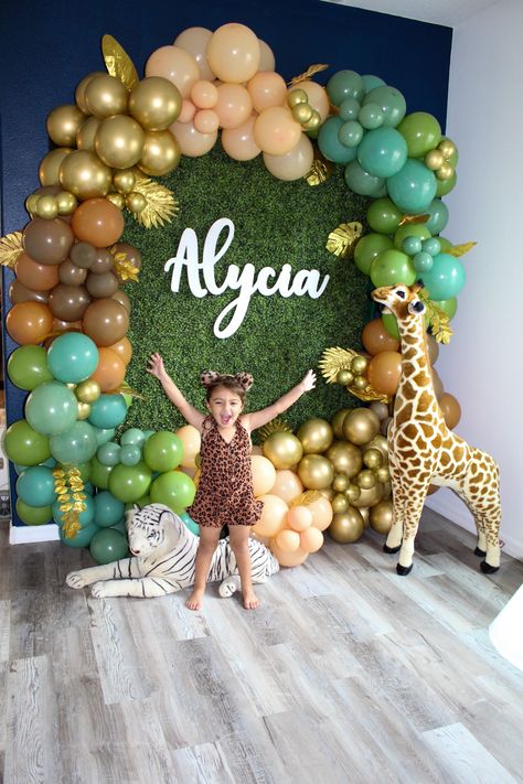 Balloon arch circle garland safari theme Safari Theme 2nd Birthday Party, Animal Themed Birthday Party Decorations Jungle Safari, Safari Birthday Backdrop, Baby Birthday Balloon, Jungle Theme Decorations, Safari Birthday Party Decorations, Safari Balloon, Third Birthday Girl, Jungle Theme Birthday Party