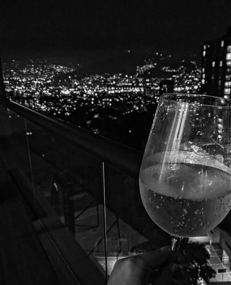 City living | wine picture | city views | lights | drink | picture ideas | beauty | night | wine glass | balcony Drink Night Aesthetic, Wine Night Aesthetic, Wine Glass Aesthetic, Wine Picture, Light Drinks, Beauty Night, Wine Night, City Views, City Living