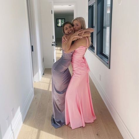 Prom Poses For Girlfriends, Prom 2024 Pictures, Prom Poses For Singles, Prom Photos Best Friends, Bestie Prom Poses, Formal Inspo Pics, Prom Poses For Two Friends, Prom Pics Aesthetic Friends, Prom Besties Photo Ideas