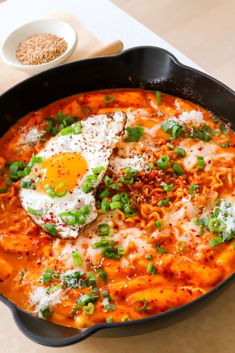 Rabokki - Korean Rice Cakes and Ramen | Moribyan Spicy Rice Cake With Ramen, Ramen With Rice Cake, Vanilla Homemade, Hadid Pasta, Korean Rice Cakes, Shortcake Cookies, Gochujang Chicken, Recipe Korean, Peri Chicken