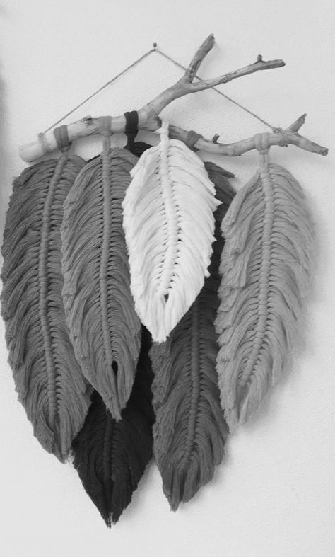 Macrame With Feathers, Feather Macrame, Decorative Wall Decor, Macrame Feather Wall Hanging, Simpul Makrame, Pola Macrame, Crochet Wall Hanging, Macrame Feathers, Feather Diy