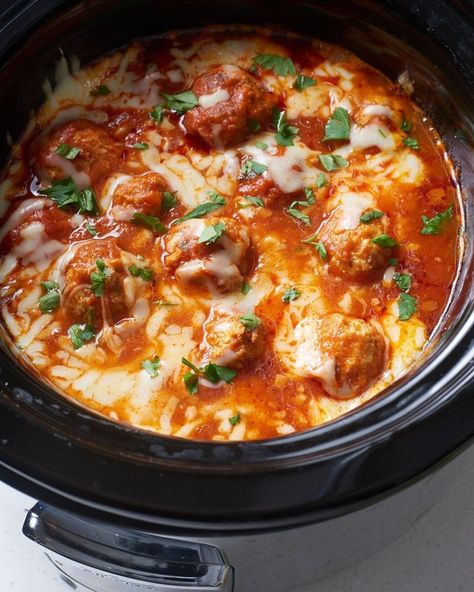 Slow Cooker Chicken Parm Meatballs. If you love classic Italian chix parmesan but have no want for deep fried foods, this is the healthy dish for you! The crockpot method is way more simple and easy than baked ones. The search for the best, fast comfort food recipes and ideas stops here. You'll need ground chicken or turkey, jarred marinara sauce, panko breadcrumbs, parmesan cheese, onion, herbs, garlic, shredded mozzarella cheese, buns or sub rolls to serve. Slow Cooker Kip, Chicken Parm Meatballs, Meatballs Recipes, Small Slow Cooker, Chicken Parmesan Meatballs, Parmesan Meatballs, Crock Pot Recipes, Chicken Parm, Chicken Meatballs