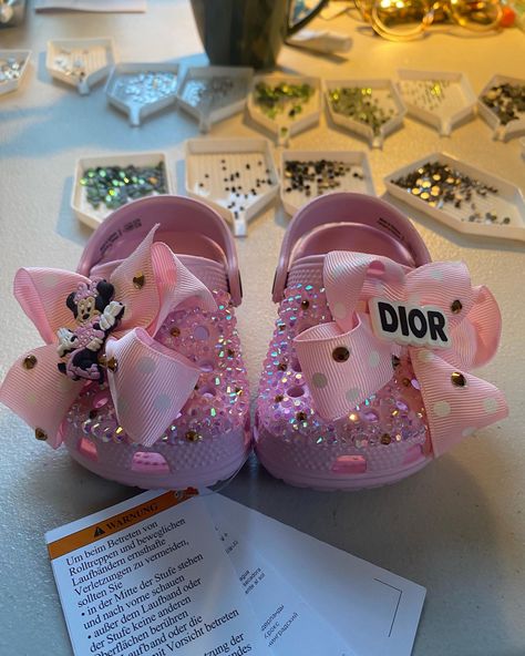 Baby Bling Crocs, Minnie Mouse Crocs, Croc Bling Ideas, Minnie Mouse Stuff, Croc Ideas, Custom Baby Shoes, Bedazzled Shoes Diy, Bling Crocs, Diy Rhinestone Crafts