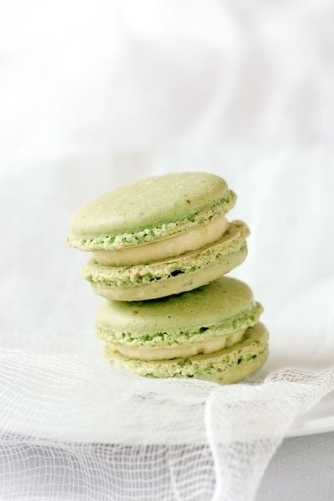 Creme Brulee Pistachio Macarons | Community Post: Top 100 BuzzFeed Recipes I Want To Try Pistachio Macaron Recipe, Pistachio Creme, Macaron Pistache, Kue Macaroon, Pistachio Dessert, Macarons Macaroons, Macaron Recipes, Les Macarons, French Macaroons