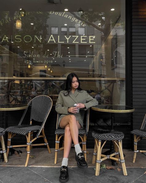 Cafe Outfit Aesthetic, Model Off Duty Look, Cafe Outfit, Blogger Poses, Cafe Pictures, Ootd Poses, Chloe Fashion, Coffee Shop Photography, Coffee Outfit